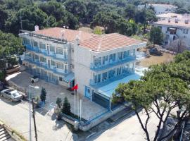 Mavi Cam Hotel Ayvalik, hotel in Sefaçamlık