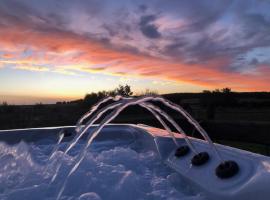 Le Spa est dans le Pré, hótel með jacuzzi-potti í Triguères