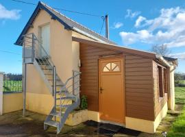 La Petite Maison à la Campagne, hotel in Guer
