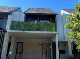 2 Floor Cozy House in Wisteria Jakarta Garden City, cottage di Jakarta