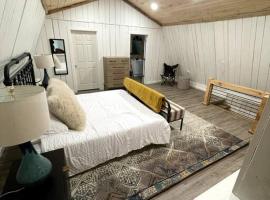 Fresh Air Cabin - Secluded 1 Acre 2Bd, 2Bth - Dogs Allowed, hotel in Ellijay