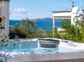 BUQEZ ECO RESORT - Villa 3 - Beautiful sea view - directly by sea, ξενοδοχείο σε Drage
