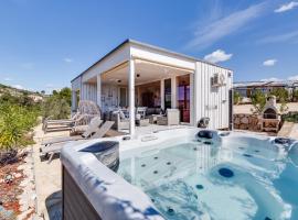 BUQEZ ECO RESORT - Villa 3 - Beautiful sea view - directly by sea, hotel a Drage