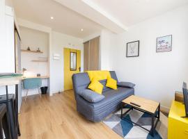 Le Yellow, studio rénové, tout confort, jardin, apartamento em Saint-Jacques-de-la-Lande