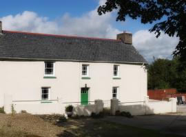 Rhostwarch Old Farmhouse Eglwyswrw, hotel en Eglwyswrw