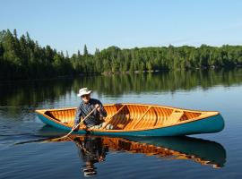 Riverfront Cottage Canoe Included & Playroom Fun โรงแรมในวาซากาบีช