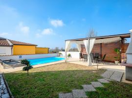 Charming Apartments Rose 1&2 with pool, hotel a Poreč