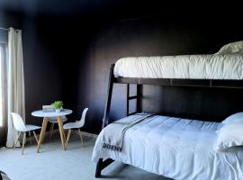 Blue House - Room 6 Pax, хотел в Сан Мигел де Аленде