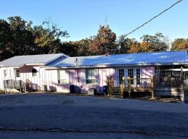 Villa 1 sleep 6 w/VIP pkg- Bachelor parties here!、レイク・オザークのホテル