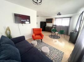 stylish studio w/backyard space near airport، شقة في كارولينا