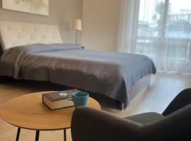 Bella Vita Guesthouse -parcheggio privato interno, bed and breakfast en Arona