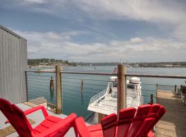 Captain's Quarters - Anchor Pier Lodge, hotel i Newport