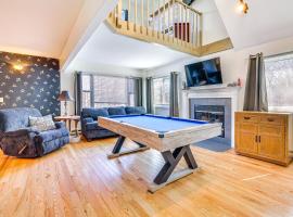 Charming Bushkill Retreat with Private Deck and Grill!, hotel with jacuzzis in Bushkill