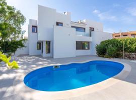 VILLA MATILDE - LUXURY 3 BED 3 ENSUITE POOL AIRCON, hotel din Quarteira