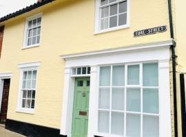 The Yellow cottage on the hill., pet-friendly hotel in Framlingham