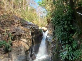 Private waterfall and indigenous house!, počitniška hiška v mestu Minca