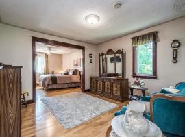 Private Bedroom and Bathroom in Dartmouth, habitación en casa particular en Halifax