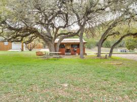 Cabana Luna Cabin with Deck, Swing and Fire Pit!, villa in Rio Frio
