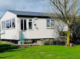 Exclusive Leysdown Chalet with perfect sea views, hotel in Sheerness