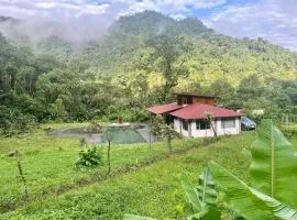 Casa de campo en el bosque de Mindo, junto al río