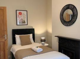 Cosy 5bed 2bthrm Well Equipped House in Coventry City near Amenties makes great DIGS, WI-FI, ON STREET PARKING, SMART TVS IN BEDROOMS, hotel a Coventry