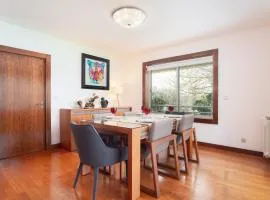 Spacious 2BR Family Parking near Centre