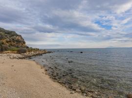 RENT HOUSE BEACH MIRTOFITO 8 km FROM PERAMOS, viešbutis mieste Elaiokhórion