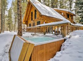 Rustic Breckenridge Cabin with Private Hot Tub: Breckenridge şehrinde bir tatil evi