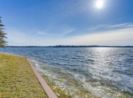 Delton Lake House with Boat Dock Fish, Swim and More!, βίλα σε Orangeville