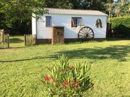 Gîte pura vida, hotel u gradu 'Périssac'