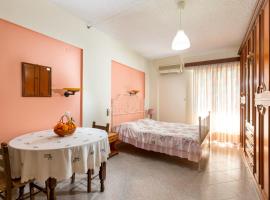 Cozy Archangelos apartments with private parking, hotel v destinaci Archangelos