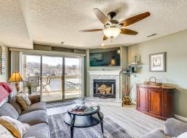 Lakefront Osage Beach Condo with Pool Access!, apartment in Osage Beach