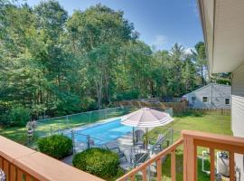 Saratoga Springs Haven with Pool and Fire Pit!, hytte i Saratoga Springs