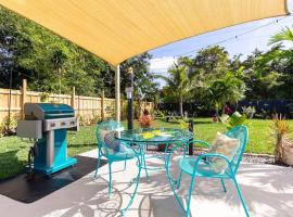 Charming Beach Cottage, gated oasis, walk to all., hotel di Delray Beach