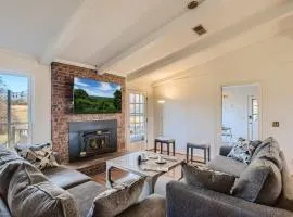 5 Acre Farmhouse Near Nashville!