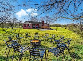 NEW Amazing 5 Acre Ranch Home Near Nashville TA, huisdiervriendelijk hotel in Spring Hill