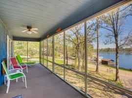 Hawkins Vacation Rental with On-Site Lake Access!, hotel cu parcare din Hawkins