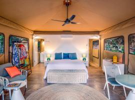 Deluxe King Safari Tent 2, accessible hotel in Nelly Bay