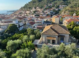 Historic stone house in big garden - 1st floor, ξενοδοχείο στο Γύθειο