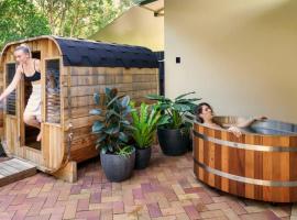 Coolum Family Hideaway - Private Pool & Sauna, hotel in Coolum Beach