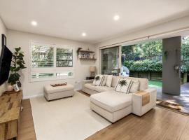 Chic 2-Bed Dee Why Haven with Backyard & BBQ، فندق في Deewhy