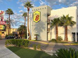 Super 8 by Wyndham Las Vegas North Strip/Fremont St. Area, hotel di Las Vegas