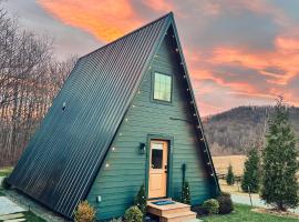 Unique a frame cabin located near Old Rag Mountain, hotel with parking in Etlan