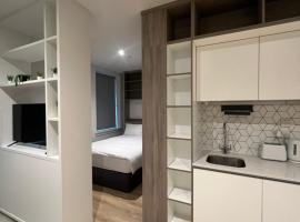Voyager Haus Apartments, EV Charging Stations, London Heathrow Airport, LHR, Terminal 4, RE-Energise & GO, hotel in New Bedfont