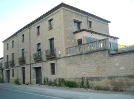 Casa Carrera Rural，Biscarrués的有停車位的飯店
