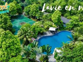 La Vie En Rose Ba Vì Homestay, hotell med basseng i Hanoi