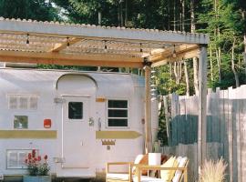 Dreamy Airstream Hideaway with Hot Tub, tented camp en Gibsons