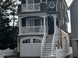 Beautifully Done 3 Bedroom Single Family Home Close To The Bay In Ship Bottom, Hotel in Ship Bottom