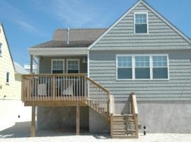 Awesome Home In Brant Beach With 4 Bedrooms, Internet And Wifi、Brant Beachのコテージ