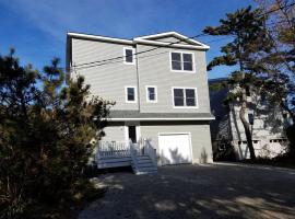 Nice Home In Barnegat Light With 6 Bedrooms And Wifi, hotel di Waretown